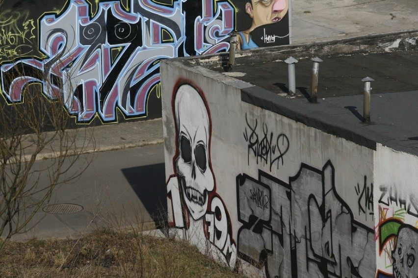 Graffiti na garażach w Lubinie (ZDJĘCIA)