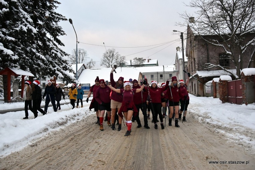 Mnóstwo osób wzięło udział w VIII Marszu w Poszukiwaniu Świętego Mikołaja w Staszowie. Zobacz zdjęcia