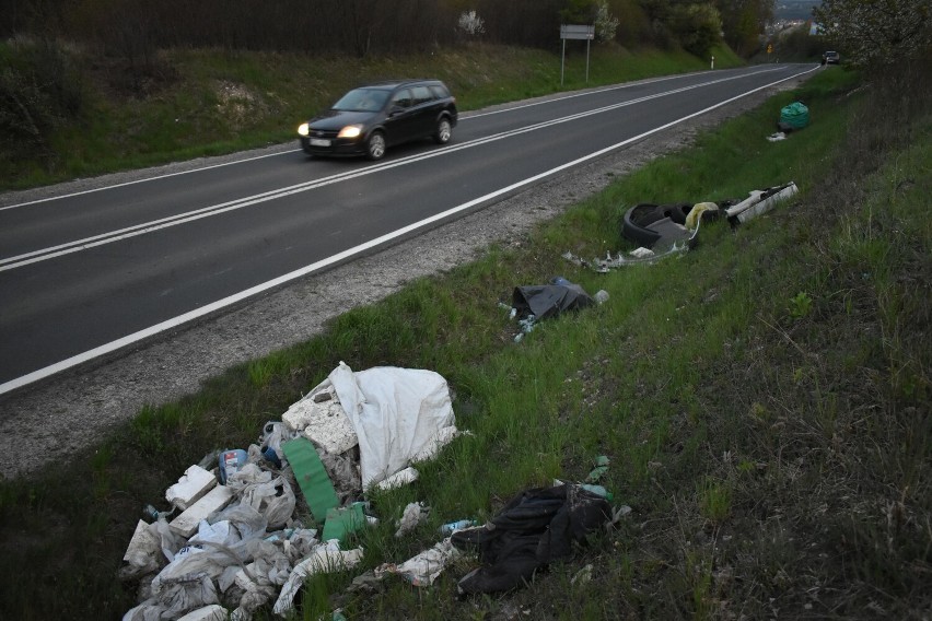 Okno, zderzaki, opony, gruz i wiele innych. Przy drodze Olkusz-Klucze powstaje dzikie wysypisko śmieci? [ZDJĘCIA]