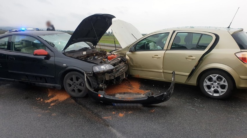 Wypadek przy moście w Milczu. Cztery osoby trafiły do szpitala (ZDJĘCIA)