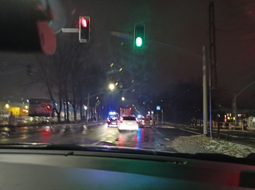 Samochód potrącił kobietę na ul. Zabrzańskiej w Bytomiu. Policja na miejscu bada przyczyny wypadku