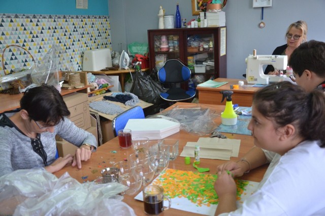 Warsztat Terapii Zajęciowej Towarzystwa Przyjaciół Dzieci w Lipnie słynie z przygotowywania oryginalnych ozdób oraz kartek.