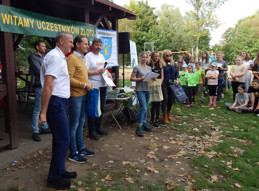 Powiat szamotulski i międzychodzki. Turyści na jesiennym szlaku do Chrzypska Wielkiego