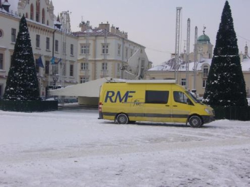 RMF rozdawał choinki na Rynku w Rzeszowie