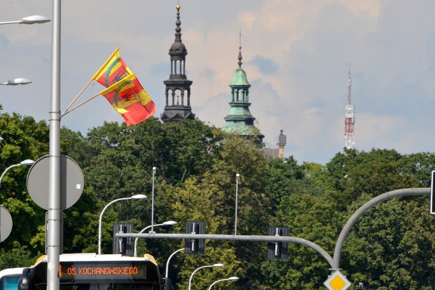 Kielce udekorowane flagami Korony (WIDEO, zdjęcia)