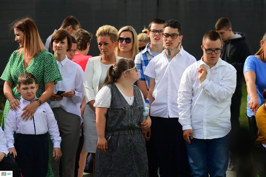 Pamiątkowa tablica poświęcona Aleksandrze Błażejewskiej odsłonięta na terenie Specjalnego Ośrodka Szkolno-Wychowawczego w Pile