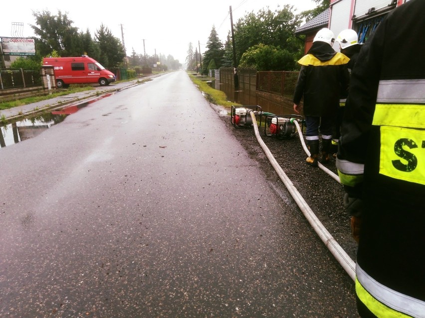 Ulewy w powiecie tomaszowskim spowodowały liczne podtopienia. Około 40 interwencji strażaków [ZDJĘCIA]