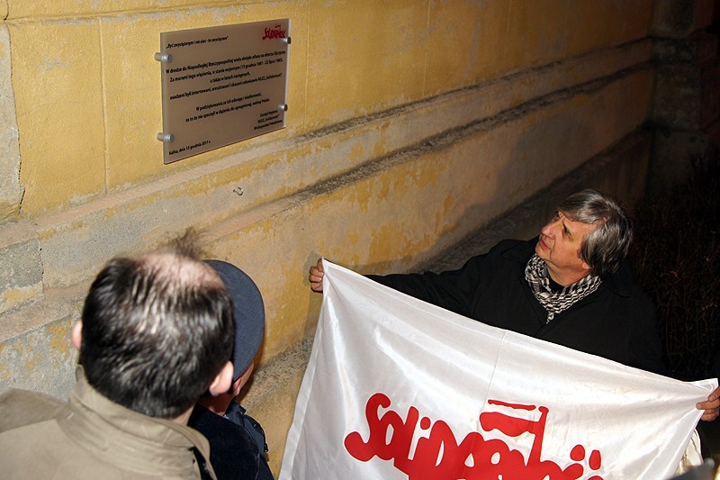 Na ścianie kaliskiego więzienia odsłonięto tablicę ku czci internowanych działaczy Solidarności FOTO