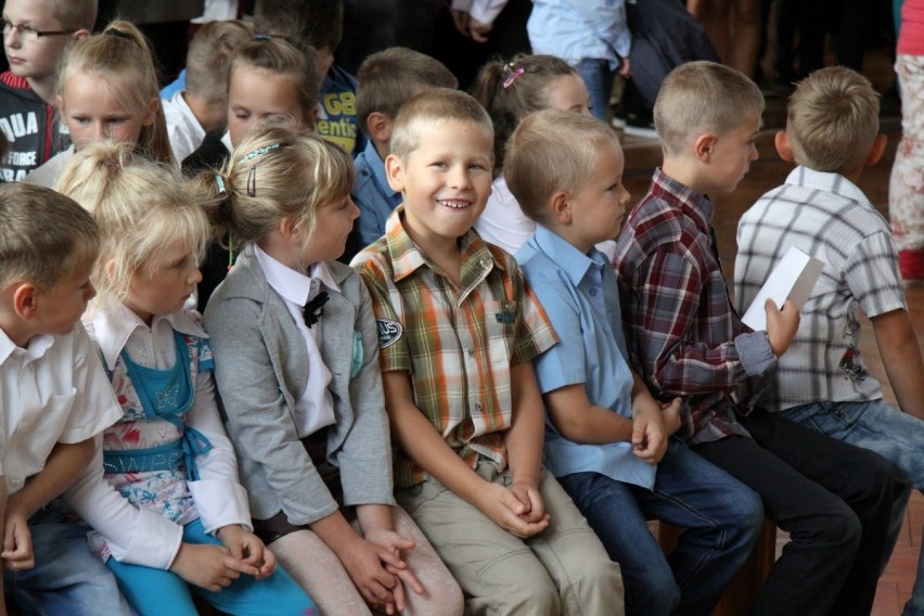 Rozpoczęcie roku w Kołczygłowach. Uczniowie wracają do nauki po dwóch miesiącach wakacji 