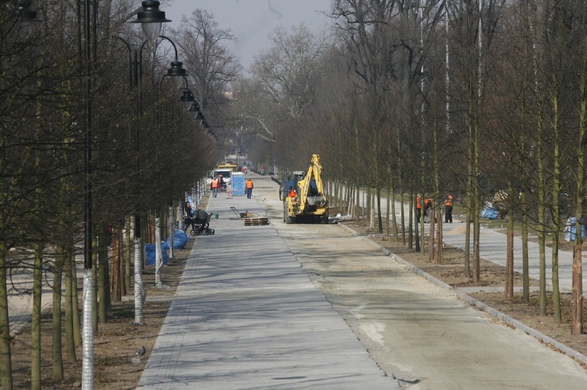 Remont alei w legnickim parku (ZDJĘCIA)