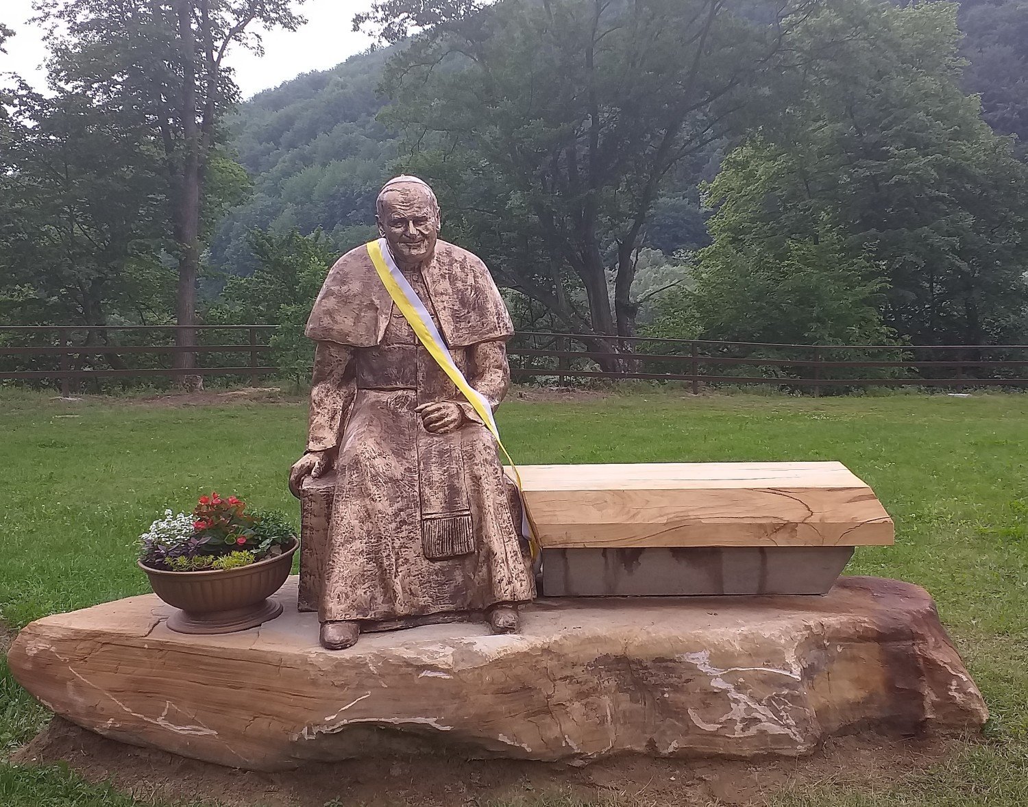 W Międzybrodziu powstała ławka poświęcona św. Janowi Pawłowi II [ZDJĘCIA] |  Sanok Nasze Miasto