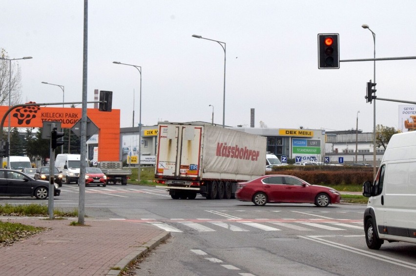 Kierowcy alarmują, że na ulicy Łódzkiej w Kielcach tworzą...