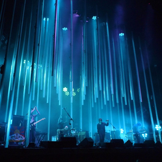Muzycy Radiohead nie szaleją na scenie &#8211; widzów oszołomiła za to świetlna scenografia ich występu