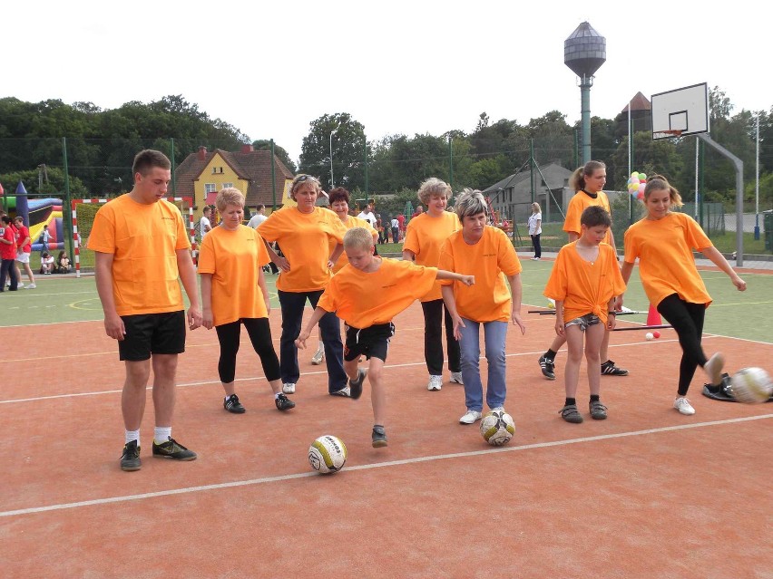 Debrzno. Kilkaset dzieci wystartowało w biegach przełajowych, 5 drużyn w turnieju rodzinnym