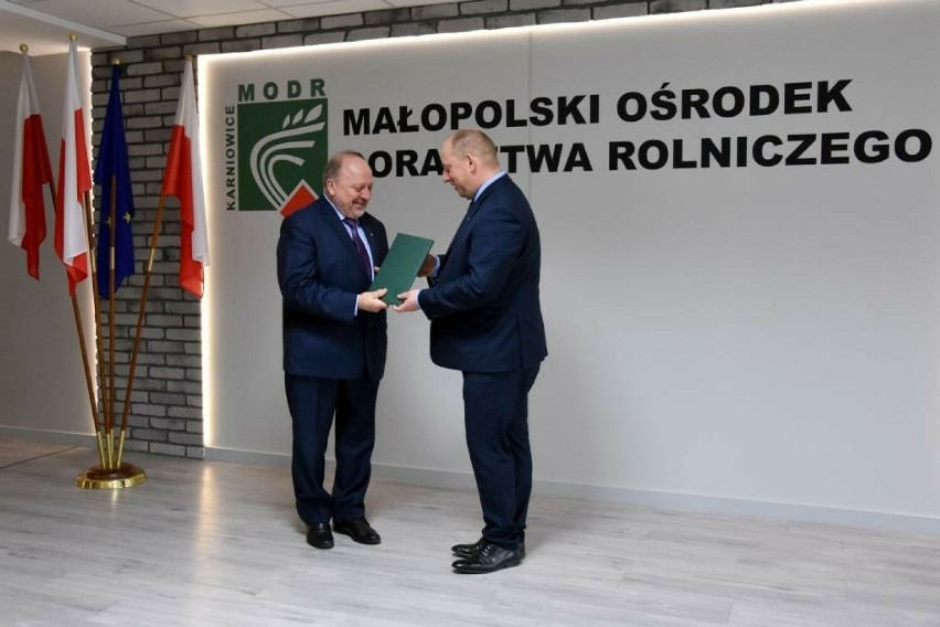 Bronisław Dutka (z lewej) przyjął nominację na dyrektora...