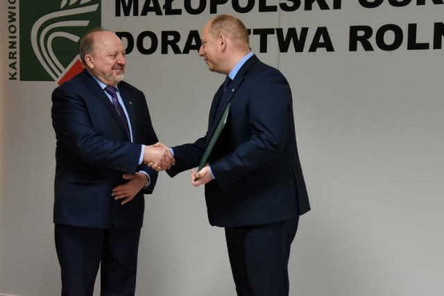 Bronisław Dutka (z lewej) przyjął nominację na dyrektora Małopolskiego Ośrodka Doradztwa Rolniczego z rąk wojewody Krzysztofa Jana Klęczara