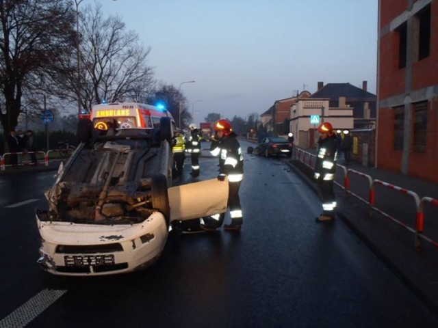 Do groźnego wypadku doszło na drodze krajowej nr 92 w Strzałkowie. Zderzyły się dwa samochody osobowe: opel insignia i fiat punto. Dwie osoby zostały poszkodowane. 

Zobacz więcej: Wypadek w Strzałkowie. Na drodze krajowej nr 92 zderzyły się dwa samochody [ZDJĘCIA]