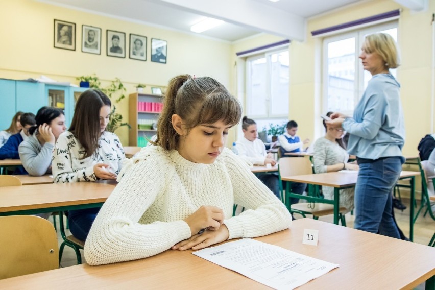 W Grudziądzu dyrektorzy szkół otrzymują od 160 do 800 zł....