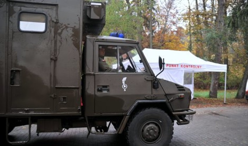 Żołnierze Czarnej Dywizji pomagają cywilnej służbie zdrowia...
