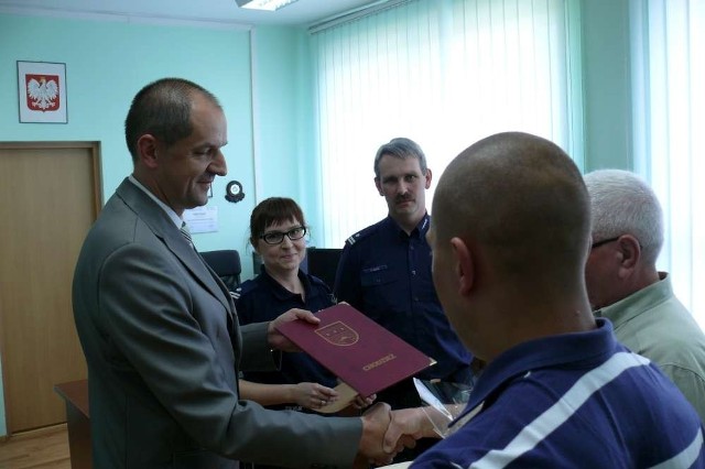 Mieszkańcy Chodzieży złapali złodzieja. Za ich postawę dziękowali im policjanci i zastępca burmistrza