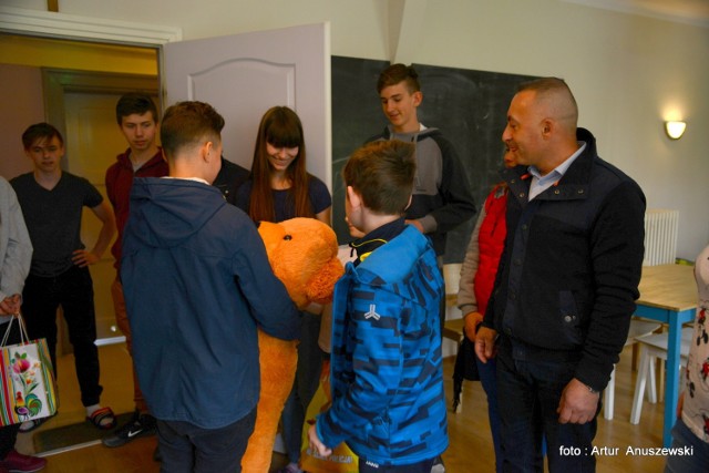 Szkoleniowcy i zawodnicy Orła Międzyrzecz odwiedzili podopiecznych Domu Dziecka w Skwierzynie i wręczyli im świateczne paczki.