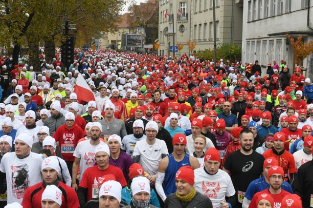 11 listopada w Poznaniu odbył się Bieg Niepodległości 2019. Na starcie pojawiło się około 11 tysięcy osób. Wielki bieg to nie tylko wielkie wydarzenie sportowe, ale też manifest patriotyzmu. Biegacze utworzyli wielką biało-czerwoną flagę.  Najszybsi w wyścigu okazali się być Tomasz Szymkowiak oraz Anna Gosk. 

Zobacz zdjęcia biegaczy! --->