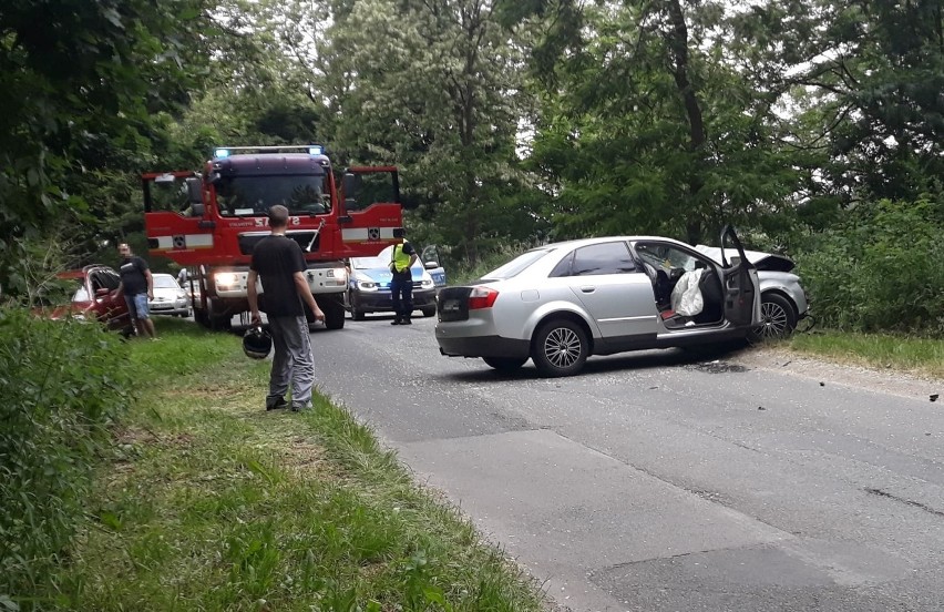 Czołowe zderzenie dwóch samochodów nad jeziorem w Dębowej....