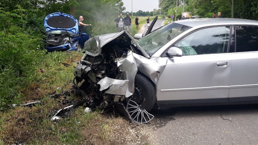 Czołowe zderzenie dwóch samochodów nad jeziorem w Dębowej....