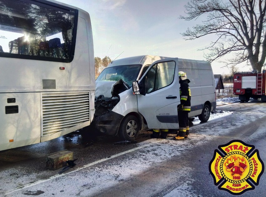 Lisewo: dostawcze renault wbiło się w tył autobusu