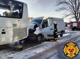 Wypadek w Lisewie. Dostawczym Renault wjechał w autobus. Mieszkaniec gminy Krokowa dostał mandat | ZDJĘCIA