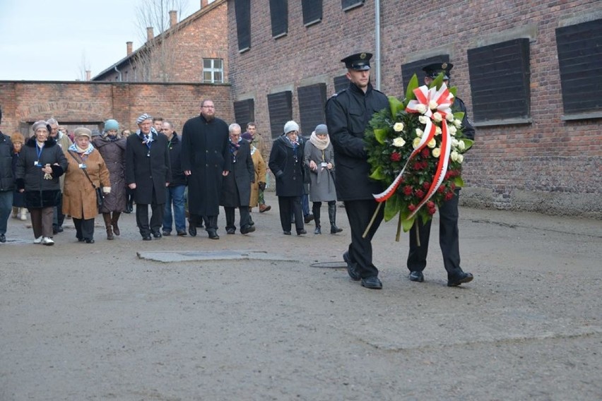 Dyrektor Muzeum Auschwitz z byłymi więźniami składa kwiaty
