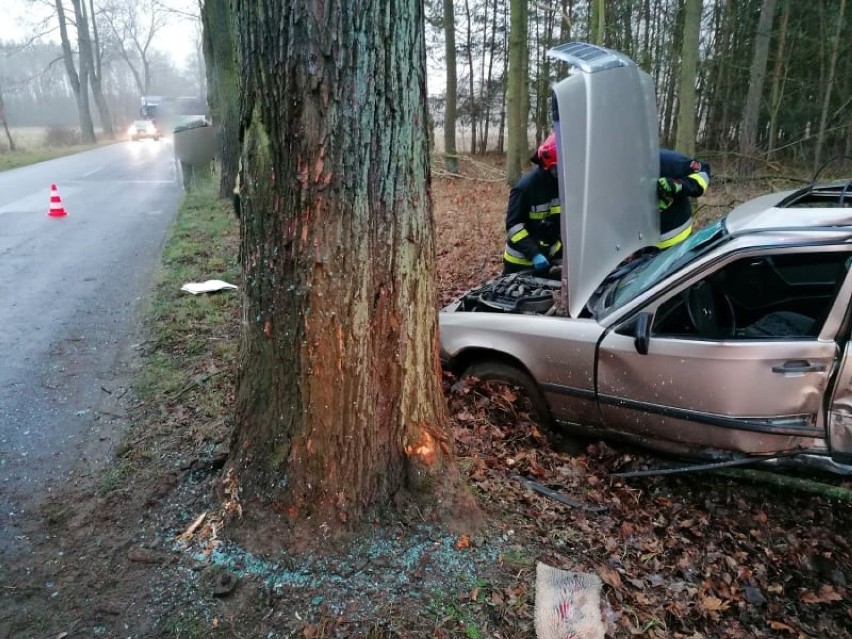 Gmina Nowy Tomyśl: Mercedes rozbił się o drzewo