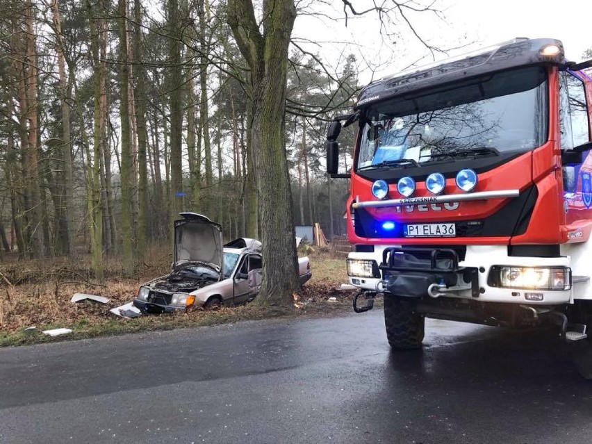 Gmina Nowy Tomyśl: Mercedes rozbił się o drzewo