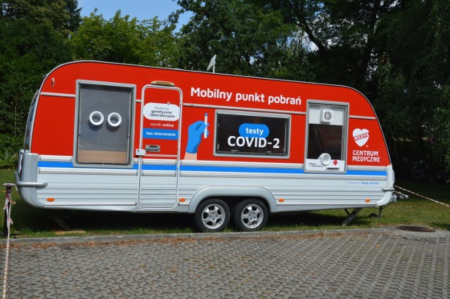 Mobilny punkt do pobrań próbek na testowanie COVID - 2 stanął na parkingu szpitala od strony głównego wejścia