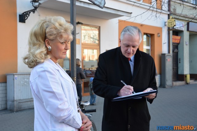 Jarosław Gowin w Lesznie gościł w środę 12 marca. Najpierw zbierał podpisy poparcia wśród mieszkańców, a potem poprowadził spotkanie w Centrum Kultury i Sztuki.