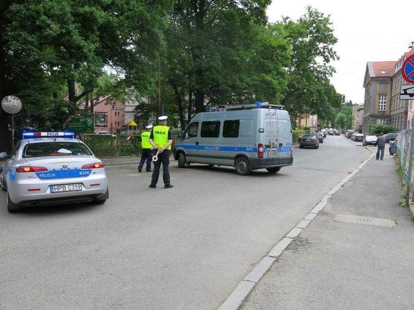 Ewakuacja sądu w Jeleniej Górze. Zamknięta ulica Wojska Polskiego