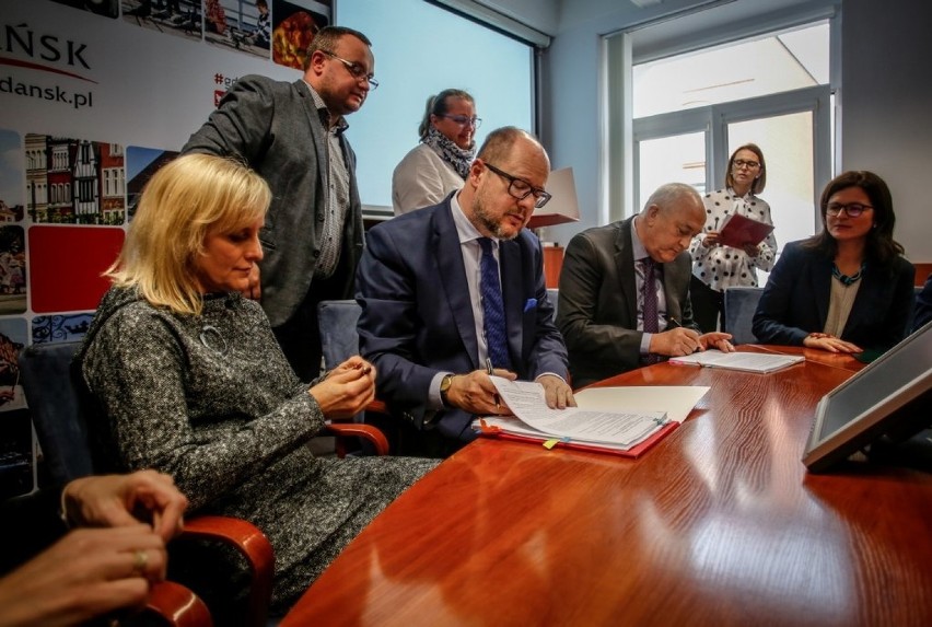 W piątek w Urzędzie Miejskim w Gdańsku podpisano umowy z...