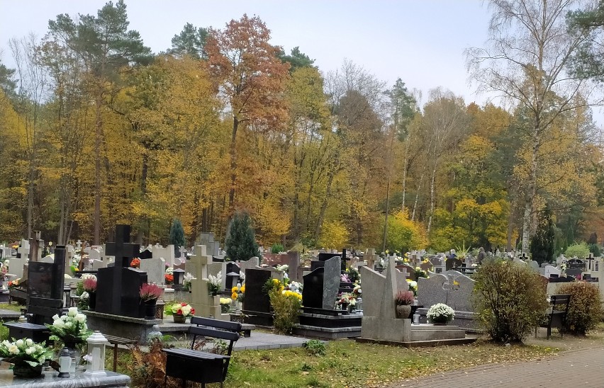 Cmentarz w Lęborku jednak "trochę" otwarty? Są też odwiedzający groby
