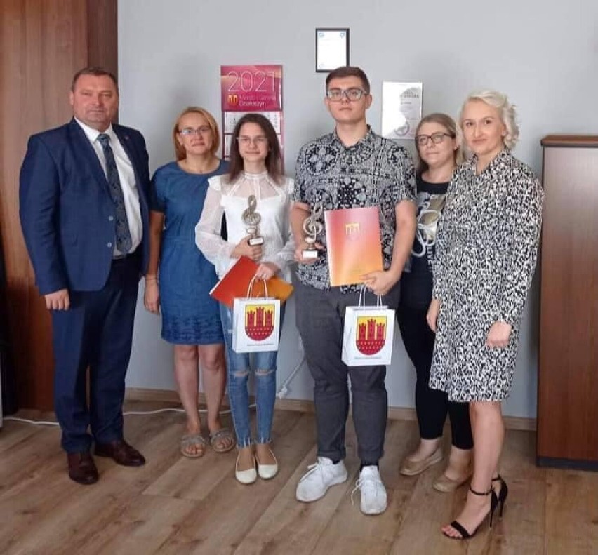 W 2021 roku burmistrz gminy Działoszyn Rafał Drab nagrodził...