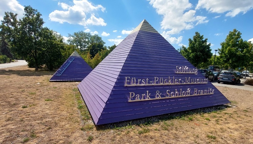 Piramidy jak w Egipcie, przepiękny pałac i park oraz smaczne lody Pücklera. Gdzie?