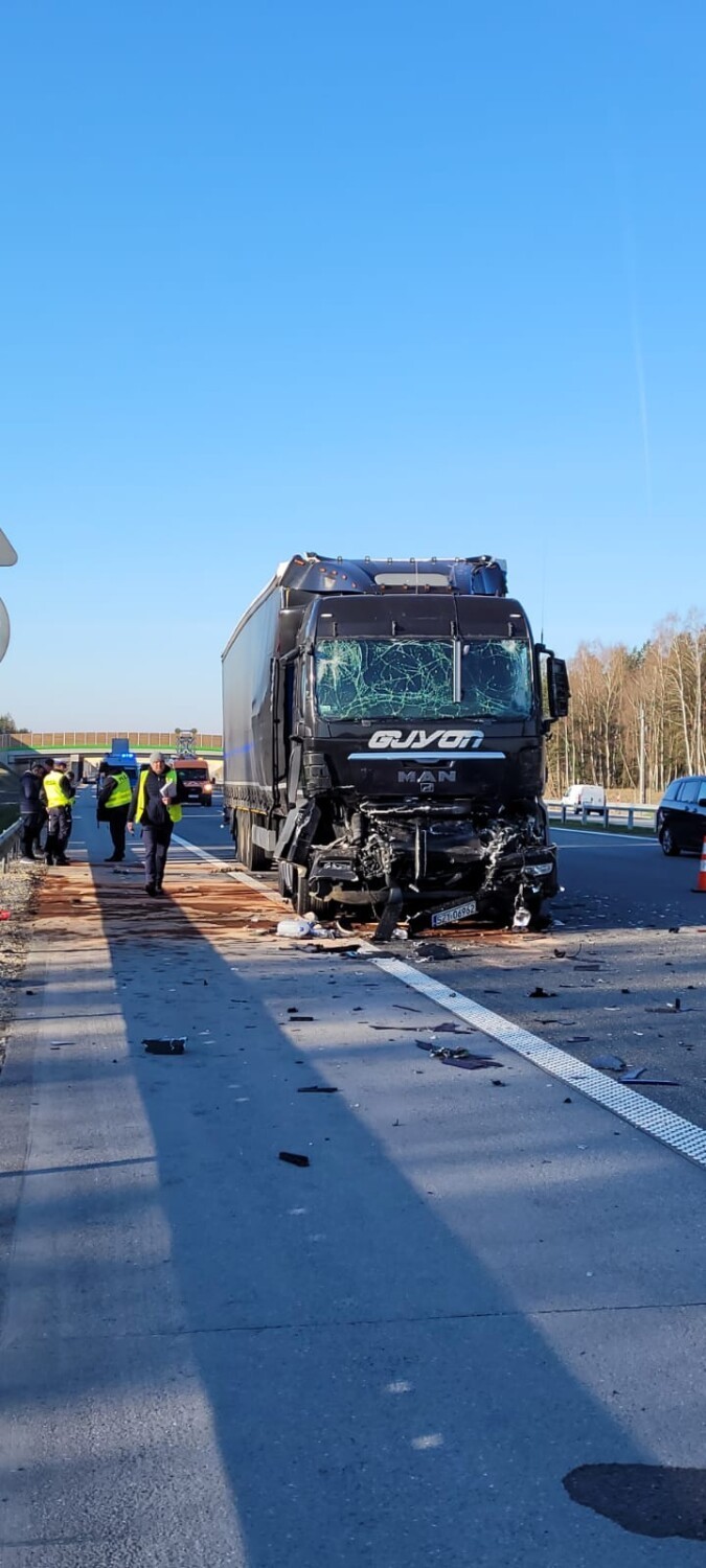 Wypadek na A1 koło Radomska. Zderzyły się dwie ciężarówki [ZDJĘCIA]