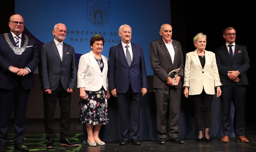 Laureaci Nagrody Flisaka z włodarzami Grudziądza. Od lewej:...