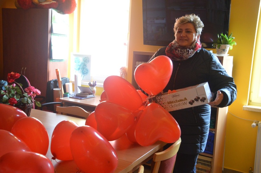 Mieszkańcy Trzebielina ciepło przyjęli pomysłową akcję bibliotekarek, które rozdawały… miłość (zdjęcia, wideo)