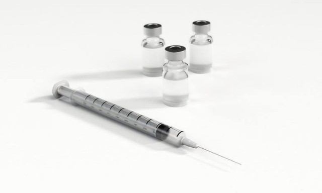 Pacjenci, u których wystąpią powikłania po szczepieniu będą mogli liczyć na odszkodowanie w wysokości od 3 do 100 tysięcy złotych.