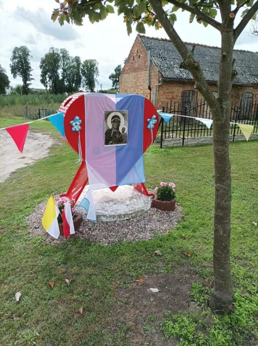 Gm. Pniewy. Nawiedzenie kopii obrazu Matki Boskiej Częstochowskiej w Psarskiem