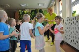 Dzieci z przedszkola "Bajkowa Ciuchcia" w Jędrzejowie świętowały Dzień Przedszkolaka