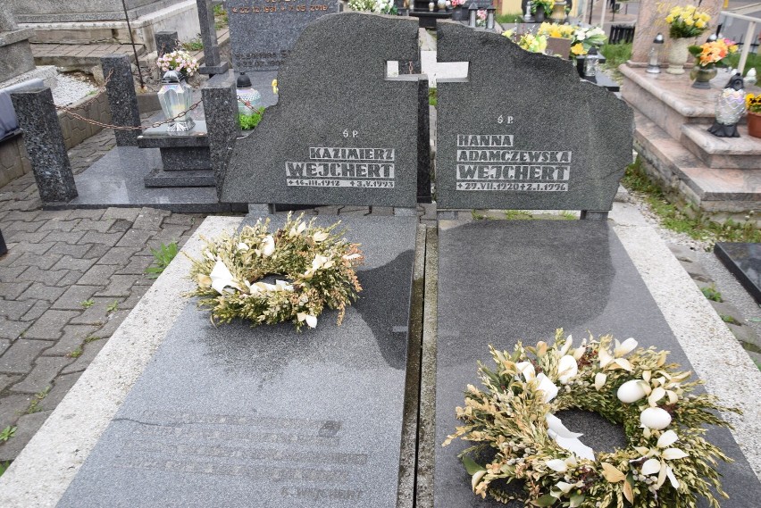 Grób Hanny i Kazimierza Wejchertów na cmentarzu parafialnym...