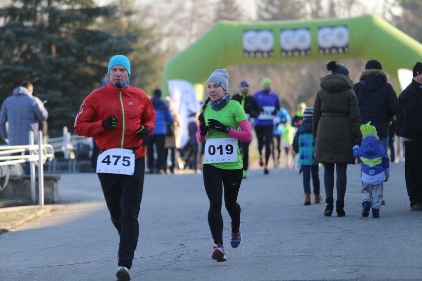 Ponad 700 biegaczy stanęło na starcie Śląskiego Maratonu...