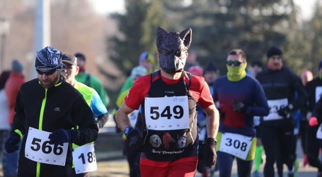 Ponad 700 biegaczy stanęło na starcie Śląskiego Maratonu Noworocznego. Biegacze rozpoczęli rywalizację punktualnie w południe w Parku Śląskim. Jako, że pogoda dopisywała, maratończycy oklaskiwani byli przez licznych spacerowiczów. Uczestnicy biegali na pętli 7-kilometrowej. Wielu biegaczy postanowiło zaznaczyć swoją obecność ciekawym przebraniem lub maską ZOBACZCIE ZDJĘCIA