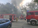 Pożar w Warszawie. Pali się opuszczona kamienica przy Gocławskiej. Na miejscu pracują strażacy 